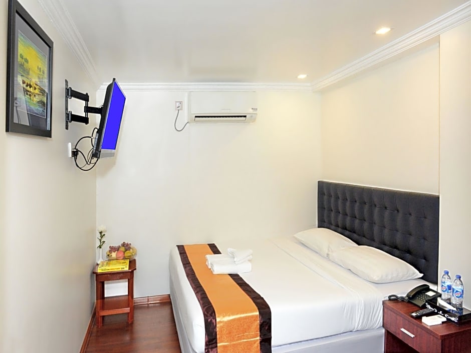 Hotel Bond