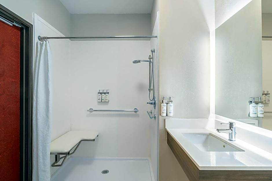 Holiday Inn Express Pratt By IHG