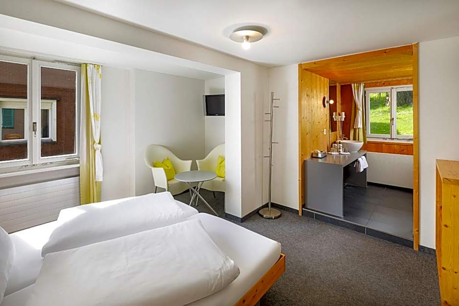Hirschen Guesthouse - Village Hotel