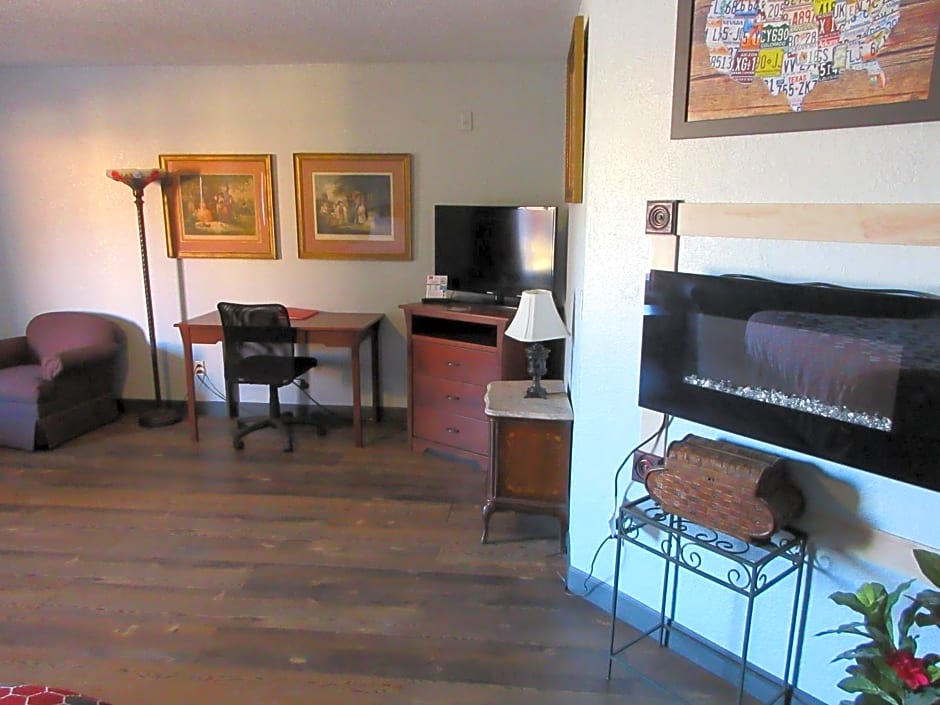Econo Lodge Inn & Suites