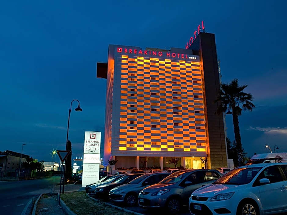 Breaking Business Hotel