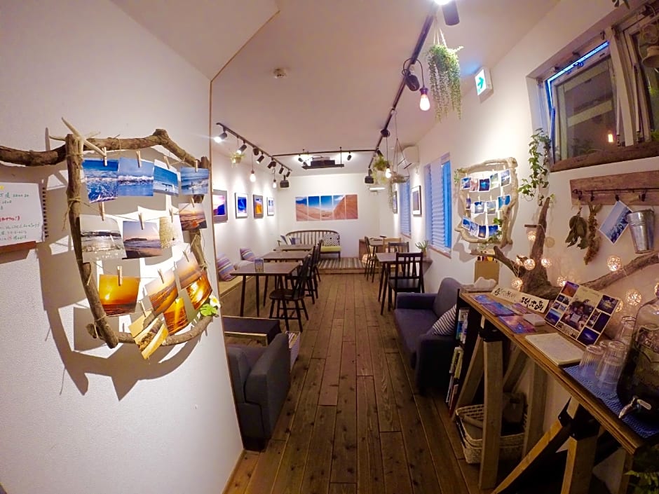 IZA Enoshima Guest House & Bar