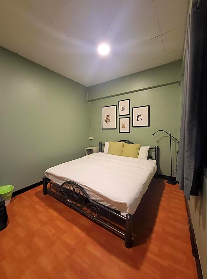 Achcha hotel - itsaraphap MRT station - Wat Arun