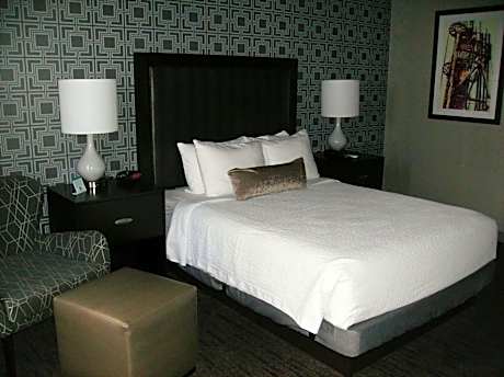 King Room with Roll-in Shower - Disability Access/Non-Smoking