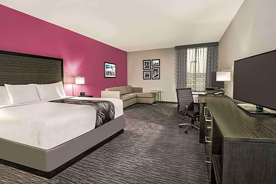 La Quinta Inn & Suites by Wyndham Dallas Grand Prairie North