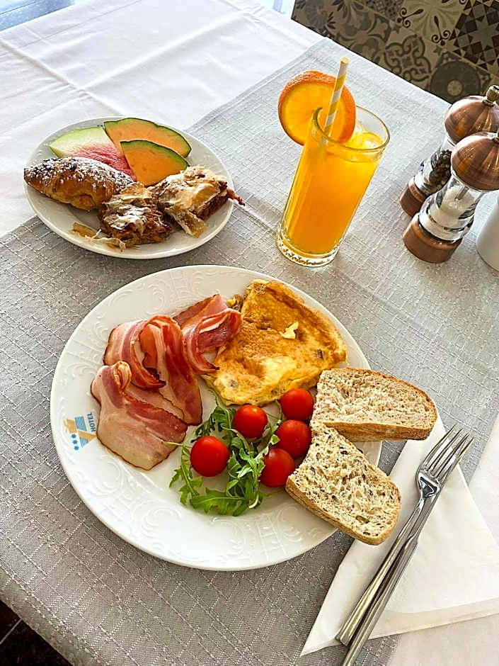 Hotel Riva Kaštela with swimming pool