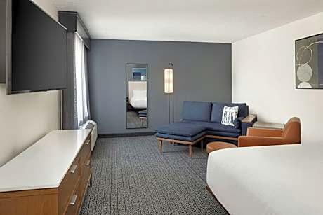 King Room with Roll-In Shower - Mobility Access/Hearing Accessible