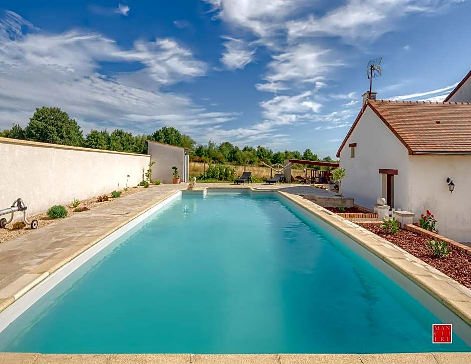 maison blanche piscine et petit déjeuner