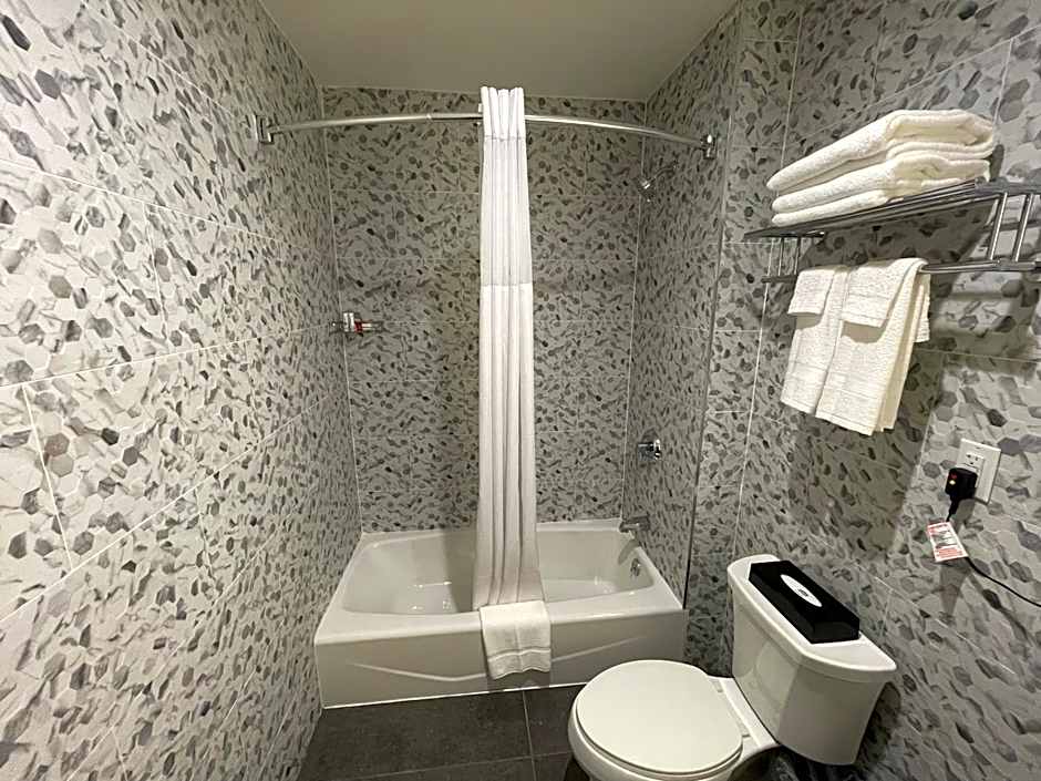 Super 8 by Wyndham Bronx Near Botanical Garden