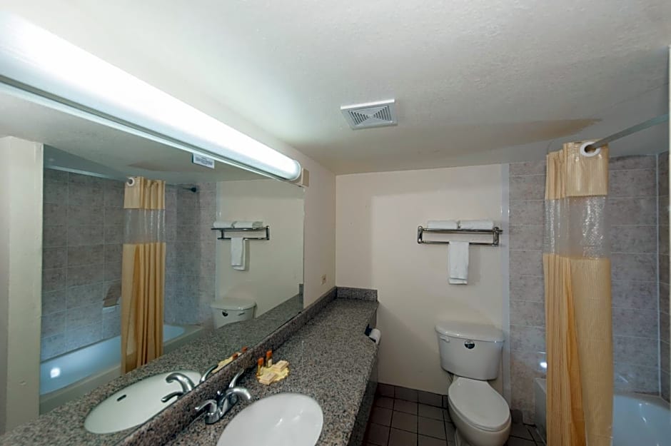 Days Inn & Suites by Wyndham Laredo