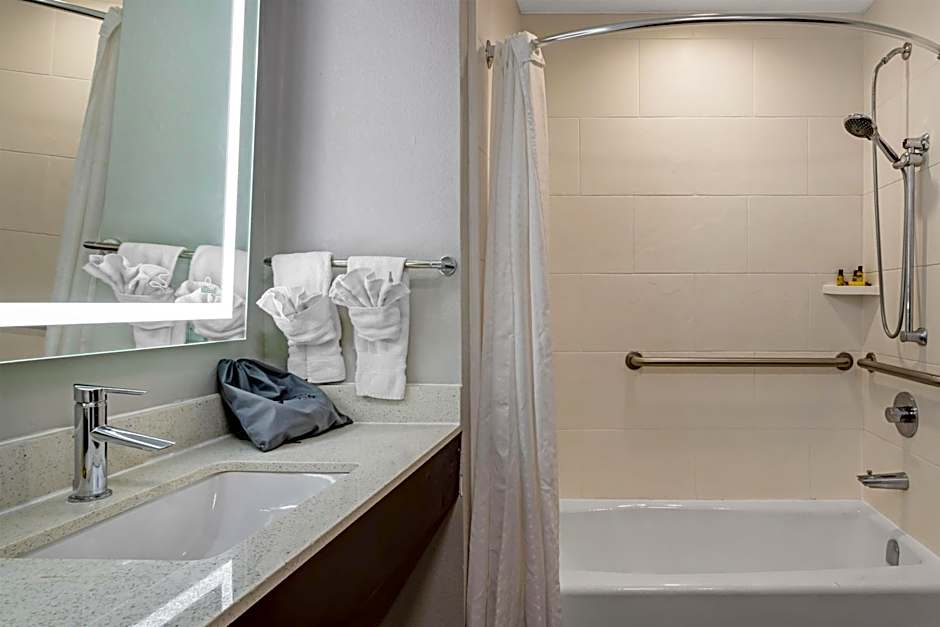 Best Western Plus Bay City Inn & Suites