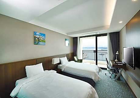 Deluxe Twin (Ocean Harbor View)