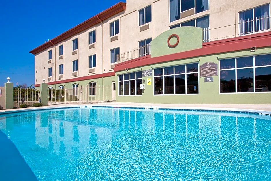 Holiday Inn Express Hotel & Suites Live Oak