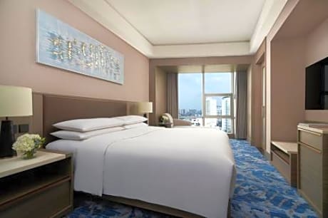 Executive Queen Room with Club Benefit