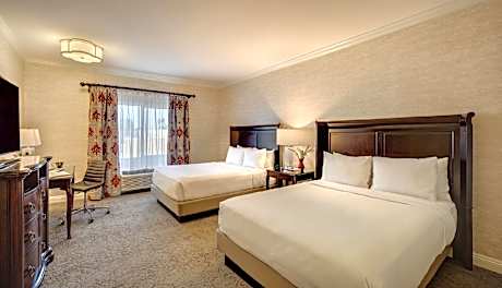 Studio Two Queen Beds