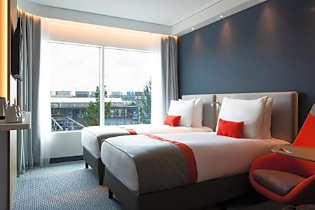 Standard Twin Room with City View and Free Breakfast