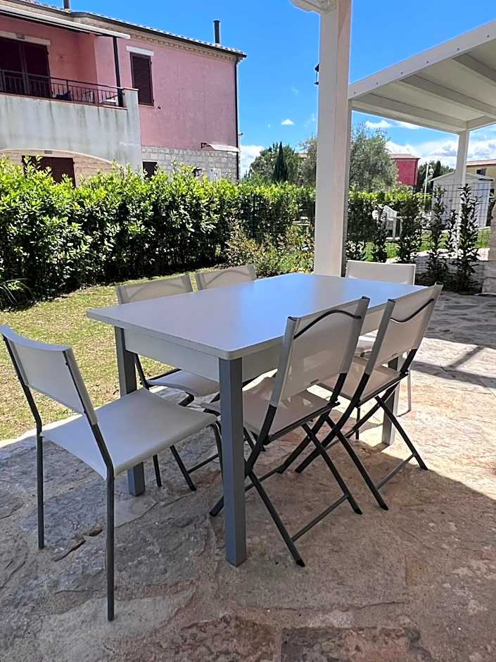 Casa Antia, nuovo bilocale con giardino in Residence con piscina