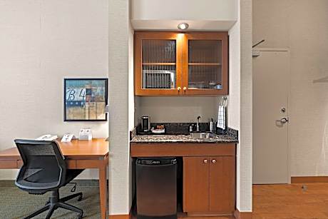 1 King Mobility Accessible Roll In Shower Kitchenette Sitting Area Wi-Fi Non-Smoking Full Breakfast