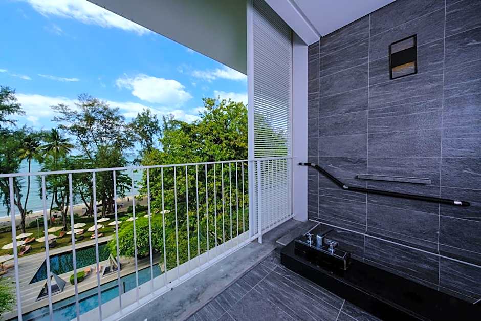 Photo 1 of 6 of Deluxe 1 King Bed Suite, Sea View, Balcony