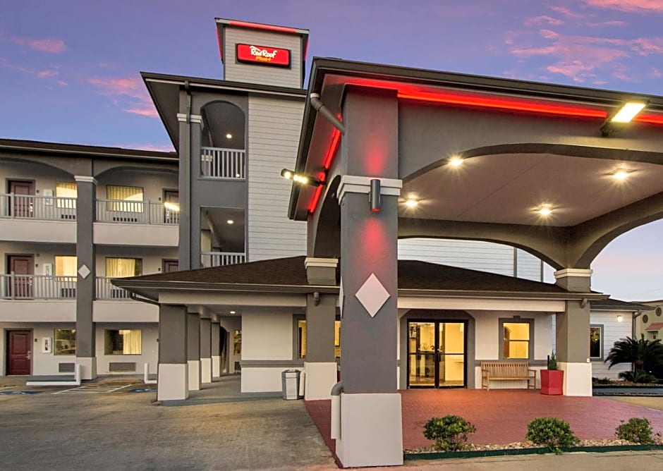 Red Roof PLUS+ Galveston - Beachfront