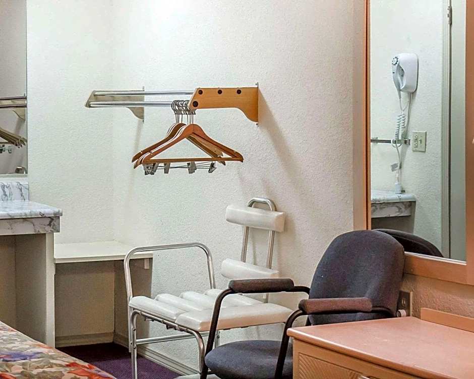 Rodeway Inn Findlay University Area