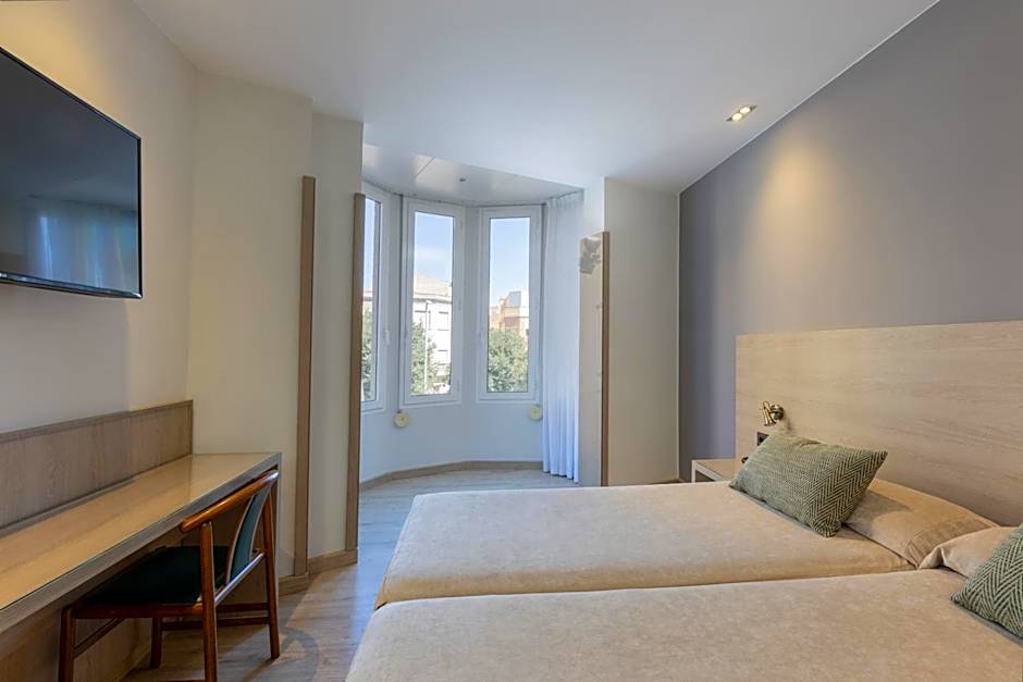 Photo 1 of 21 of Twin Room