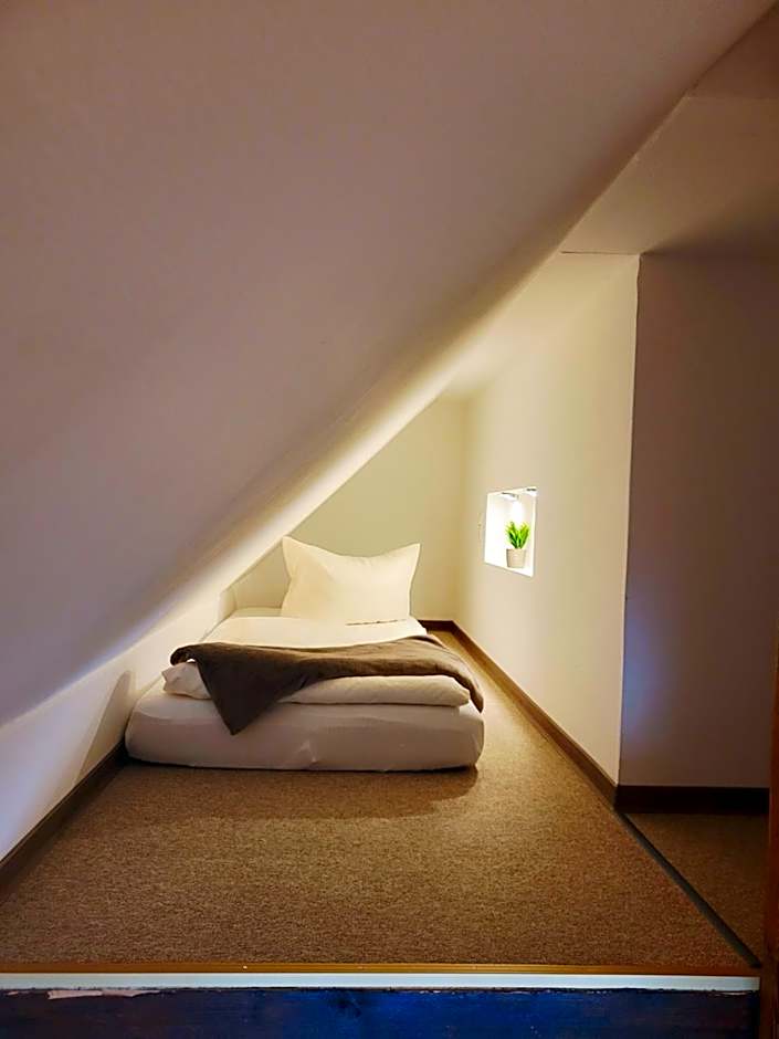 CJS Apartments - Chill or Drive am Nürburgring, new Box Spring Beds, new furniture, free Parking, WLan, TV-Streaming, Quiet Location