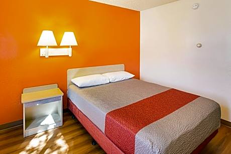 1 QUEEN BED | MICFRIDGE