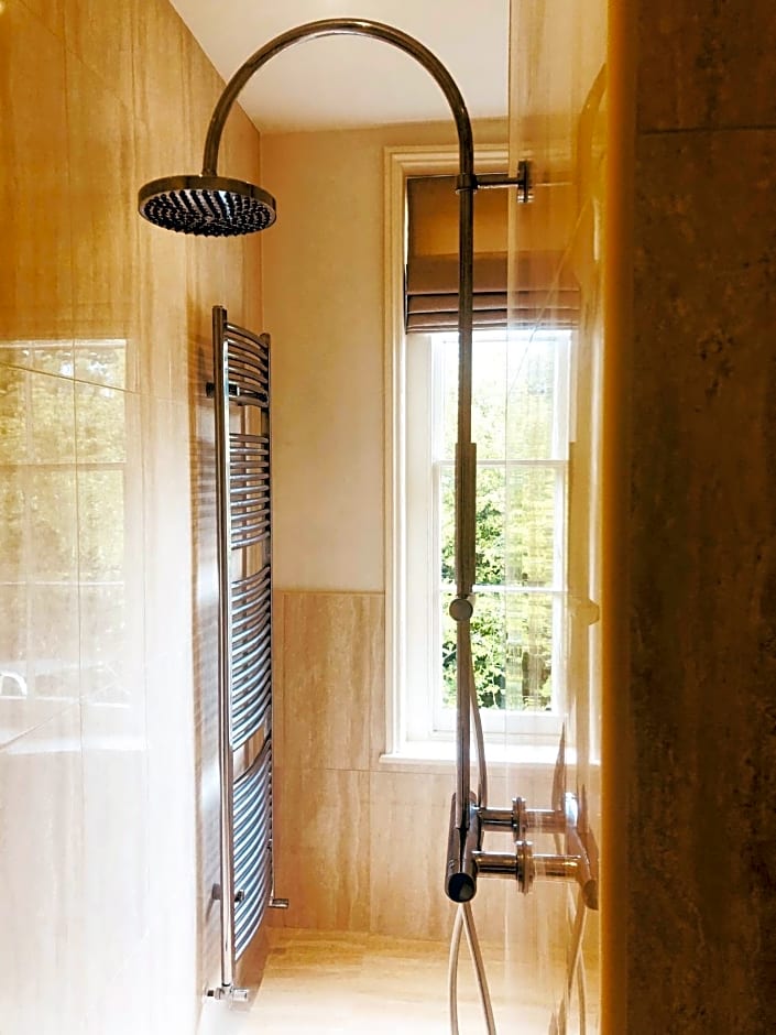 Somerleyton Meadows - The Hideaway Hut & Hot Tub