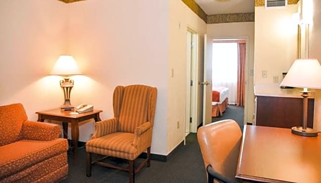 Country Inn & Suites by Radisson, London South, ON
