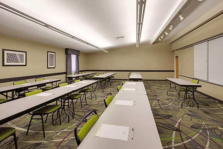 La Quinta Inn & Suites by Wyndham Detroit Metro Airport