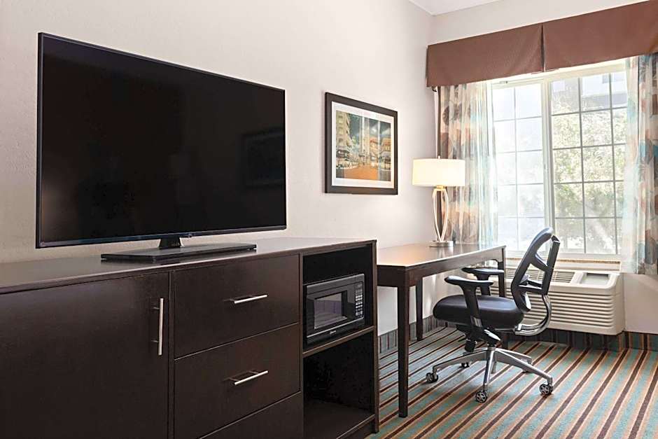 La Quinta Inn & Suites by Wyndham Bakersfield North