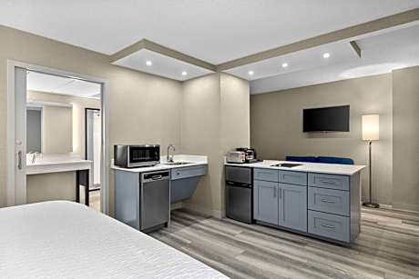 King Suite with One King Bed and Mobility Accessible Tub