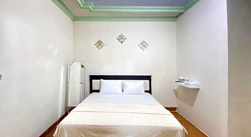 Adipura Guesthouse Syariah Mitra RedDoorz near Terminal Nganjuk