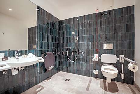 King Room with Roll-In Shower - Disability Access