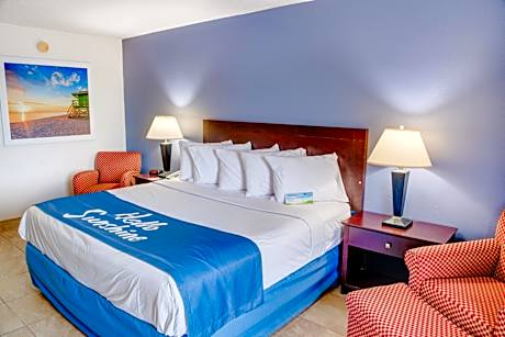King Room with Roll-In Shower - Mobility/Hearing Accessible - Non-Smoking