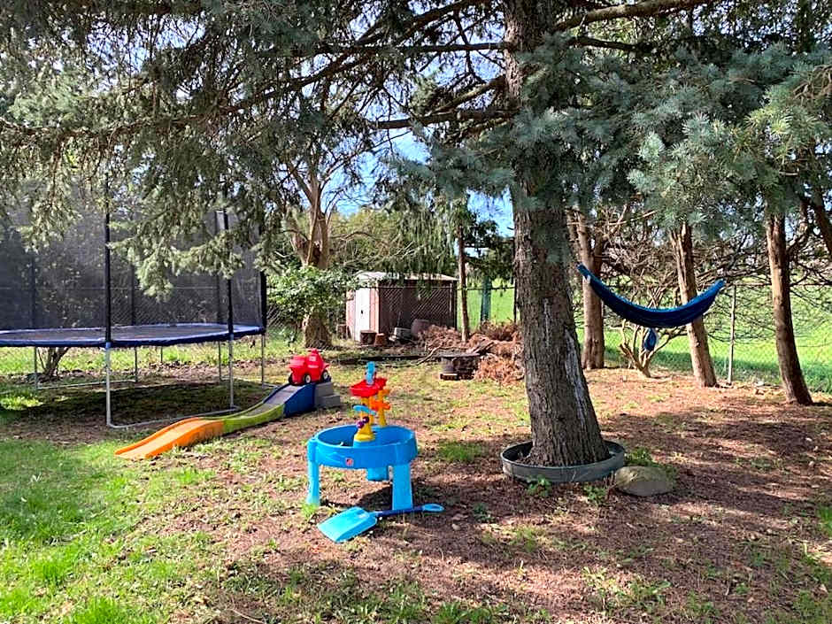 Vacation house Entire floor Kids yard walk 2 subway