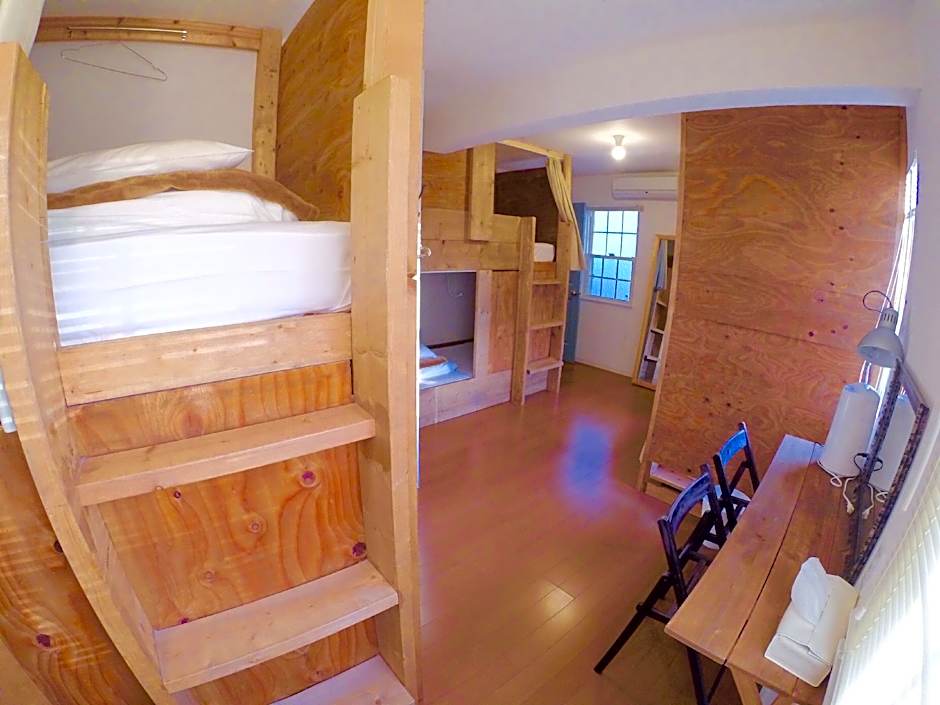 IZA Enoshima Guest House & Bar