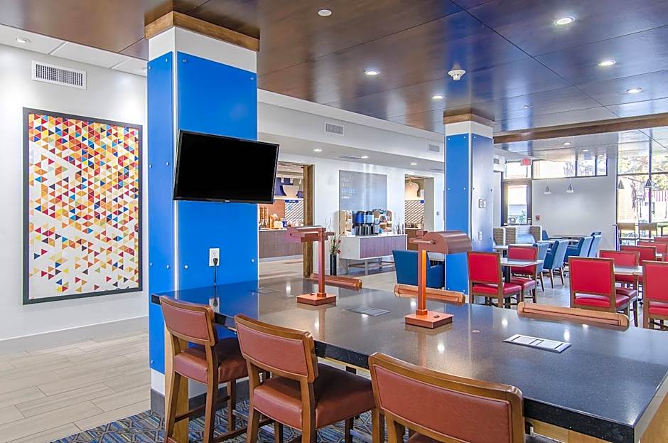 Holiday Inn Express & Suites - Atchison By IHG