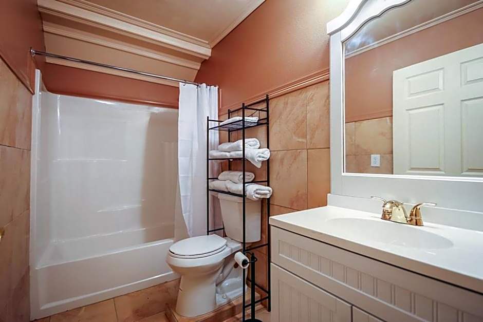Stylish 4BR condo in Downtown by Hosteeva