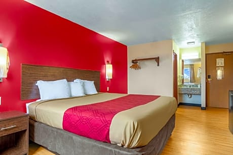 1 King Bed, Smoking