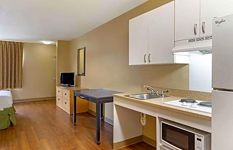 Studio Queen Accessible Non-Smoking