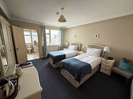 Twin Room with Private Bathroom