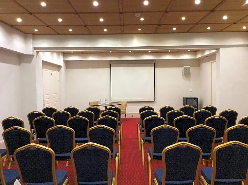 Country Club Hotel & Suites