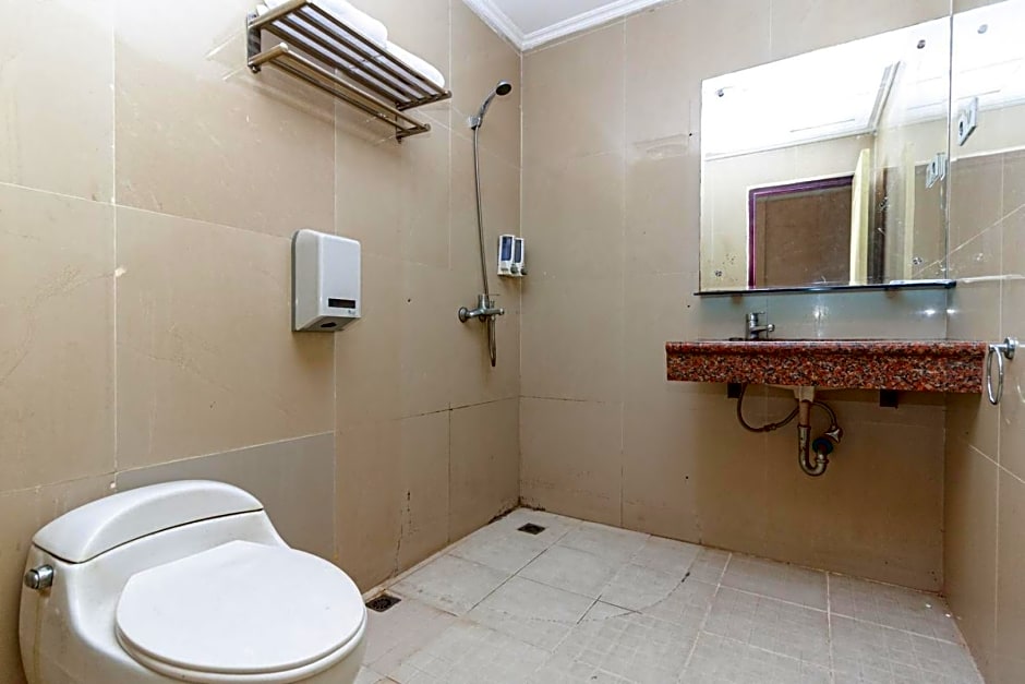 RedDoorz Premium at Hotel Ratu Residence