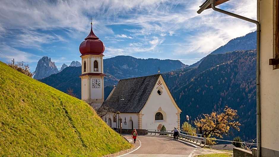 SAN PIETRO DOLOMITI Small Budget Hotel