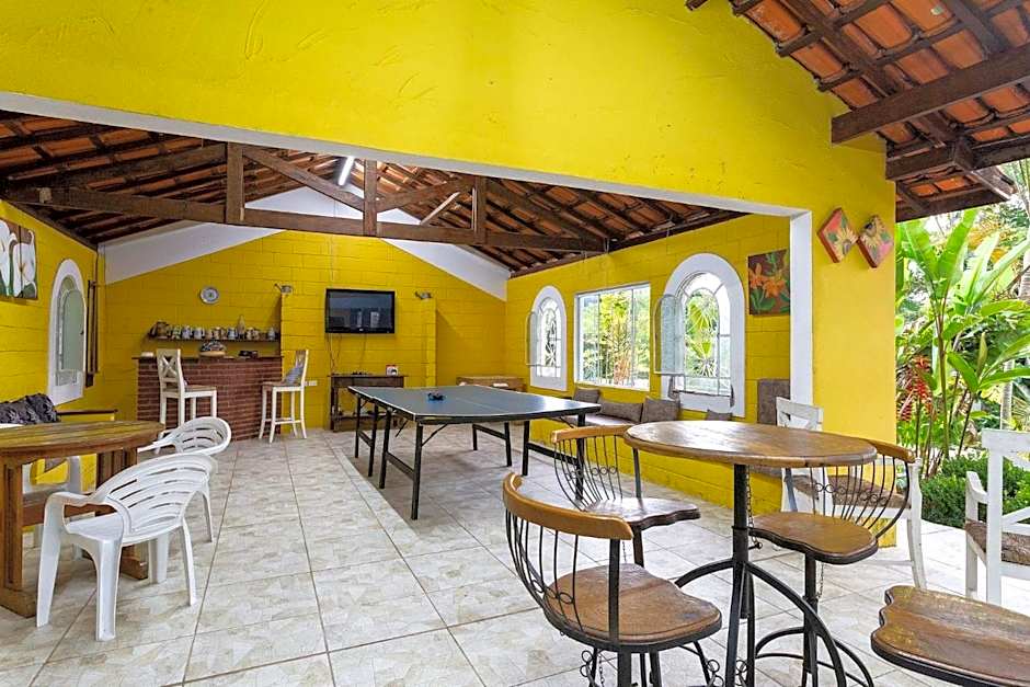 Piscina, jardim, área gourmet e vista arborizada