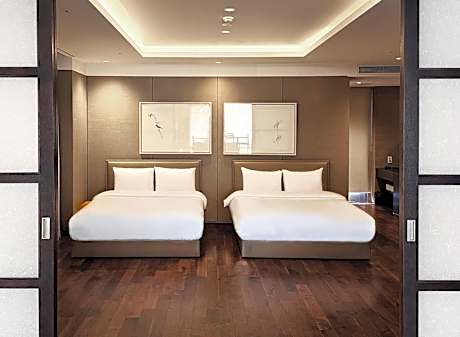 Corner Suite Family Room