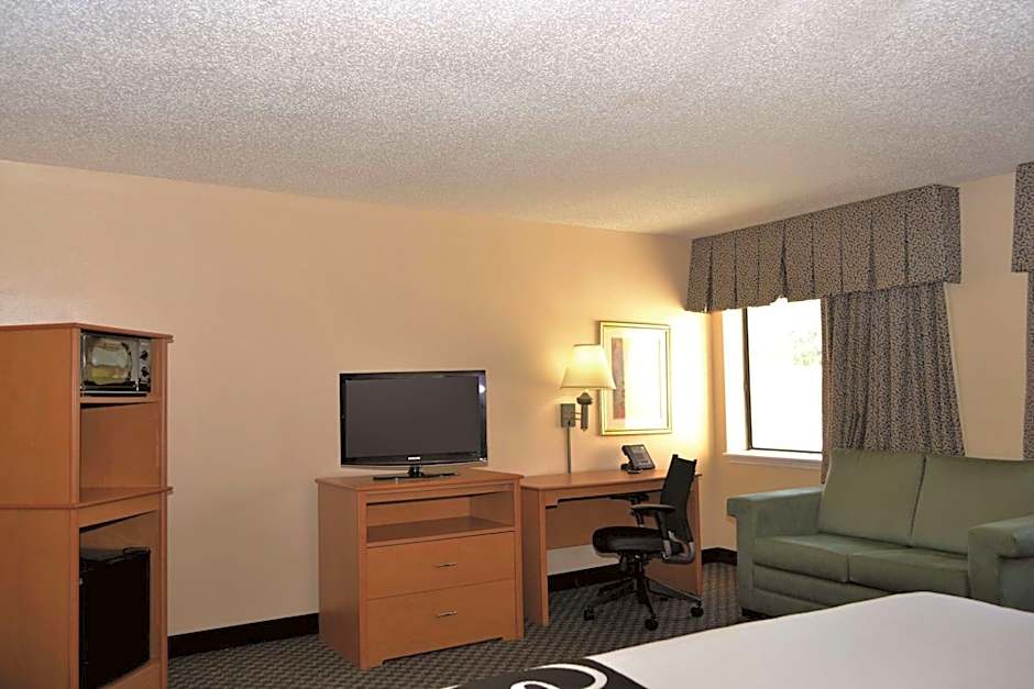 La Quinta Inn & Suites by Wyndham Tampa East Fairgrounds