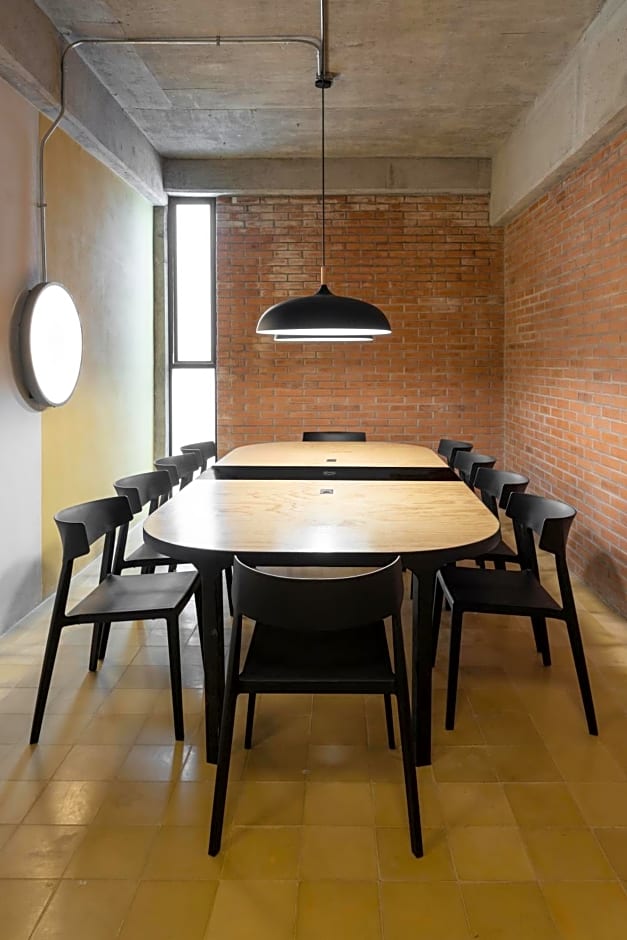 Loft In The Heart Of Americana, Have An Artsy Stay